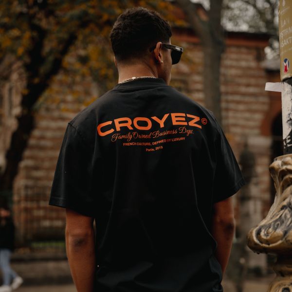 Croyez Family Owned Business T-shirt Zwart