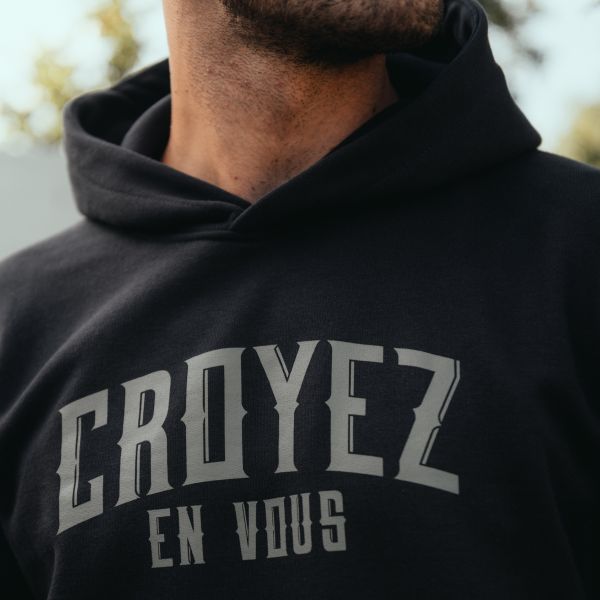 Croyez Gothic Print Hoodie Zwart