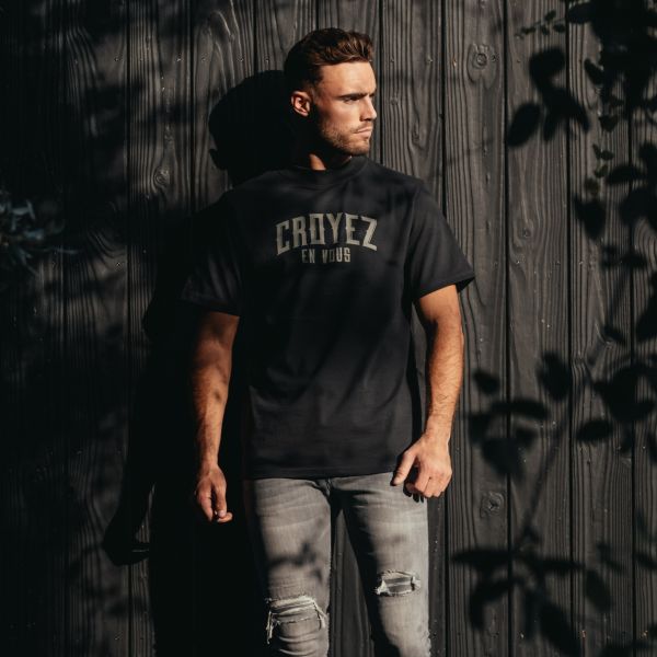 Croyez Gothic Print T-shirt Zwart