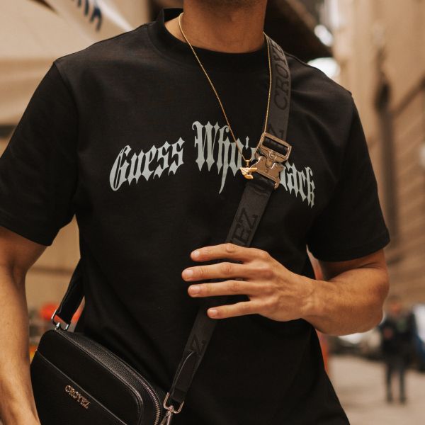 Croyez Guess Who's Back T-shirt Zwart